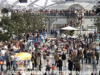 Menschenandrang in der Messehalle